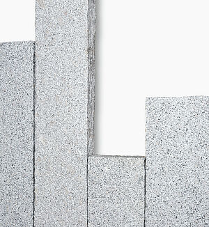 Granit-palisaden-grau-gestockt